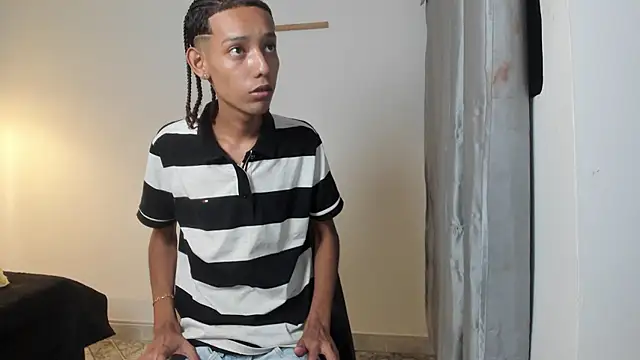 drake_cum23 (M twink) - 2 FINGGERS IN THE ASS