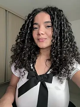 Curlyierr live cam