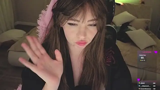 Lunar_Bunny live cam on StripChat