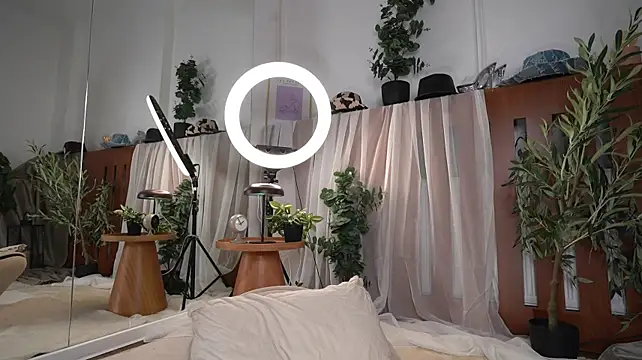Innocenthish live cam on StripChat