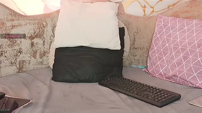 nylaroyale_cr live cam on StripChat