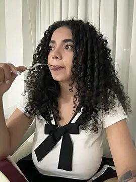 Curlyierr live cam