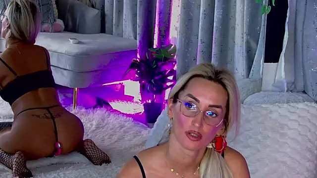 IsabelleEthan live cam on StripChat
