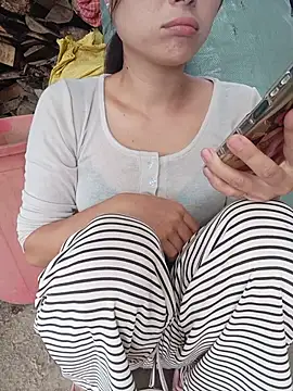 Linda-yiyi live cam on StripChat