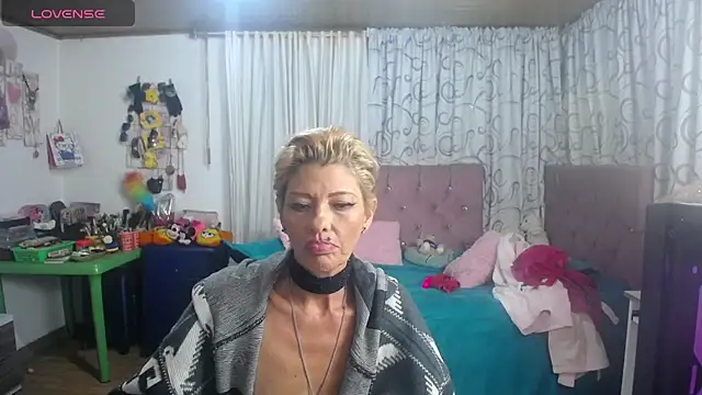 isabella-lips007 live cam on StripChat
