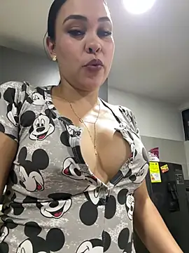 FOX_LATINA live cam on StripChat