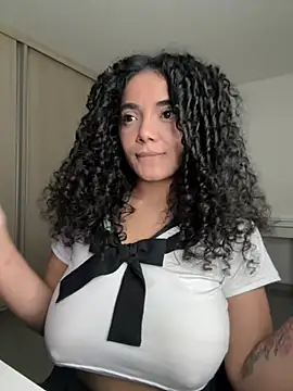 Curlyierr live cam