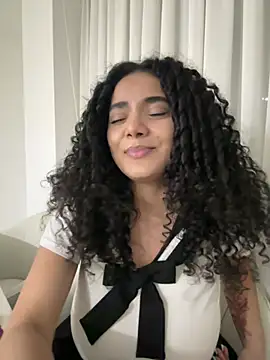 Curlyierr live cam