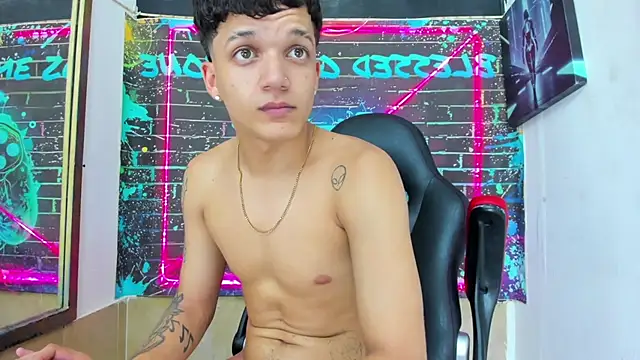 Apolo_Blessed live cam on StripChat
