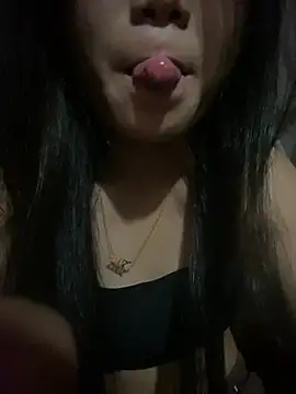 Emmi_cute9x live cam on StripChat