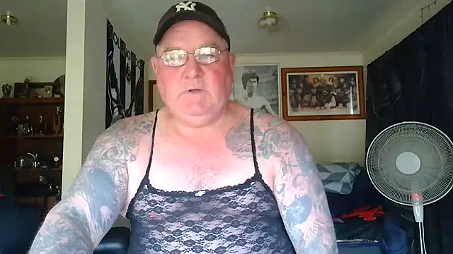 kinkyblueyes69 (M mature) - NAKED CLOTHES OFF