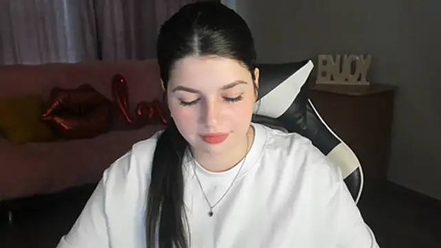 KisaModel live cam on StripChat