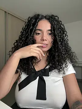 Curlyierr live cam