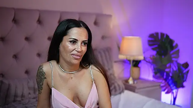 NicoleBella live cam on StripChat