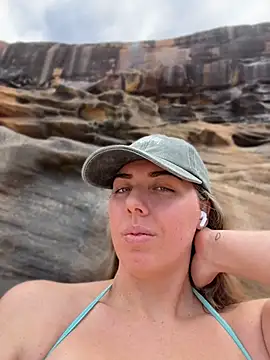 aussielulu (F young) - Topless sunbathing