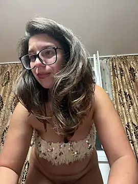 NadiraNoor live cam on StripChat