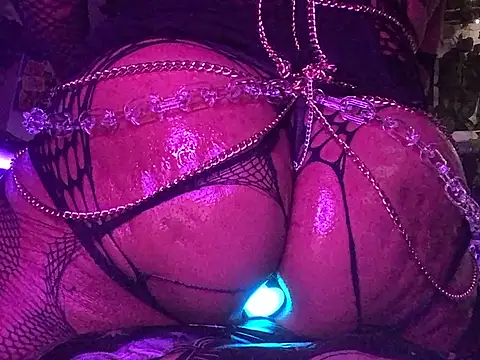 sexy_ebony_bunney (F young) - Ill drink a shot glass of pussy juice 🧃