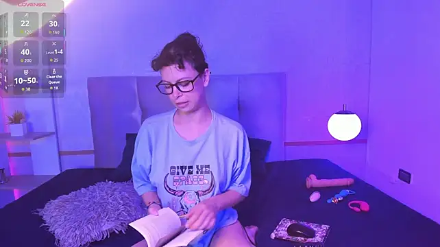 AliceMadnes live cam on StripChat