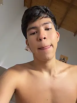 GoldenBenn live sex cam