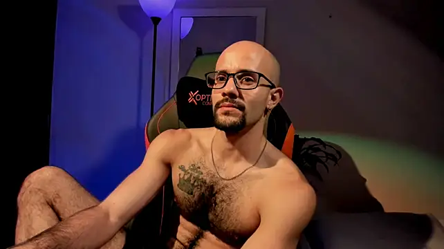 LarryGarzon live cam on StripChat