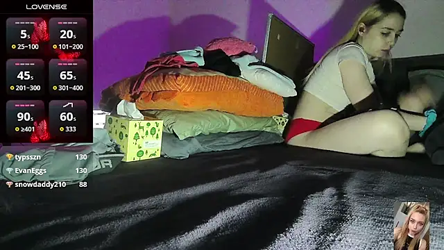 Blondiewithanass