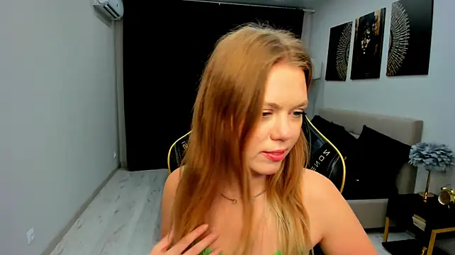 Strawberrye live cam on StripChat