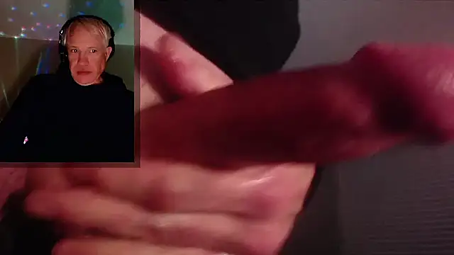 Snarfle82 live cam on StripChat