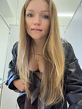 streetsquirt (Ask my age) - shake shake booty in public