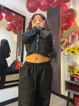 LittleeStar live cam on StripChat