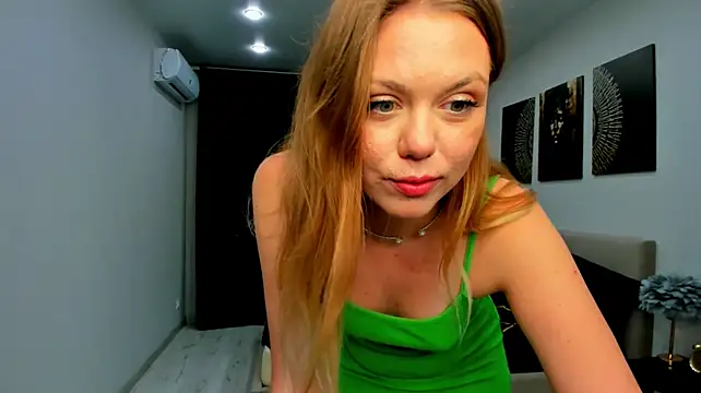 Strawberrye live cam on StripChat