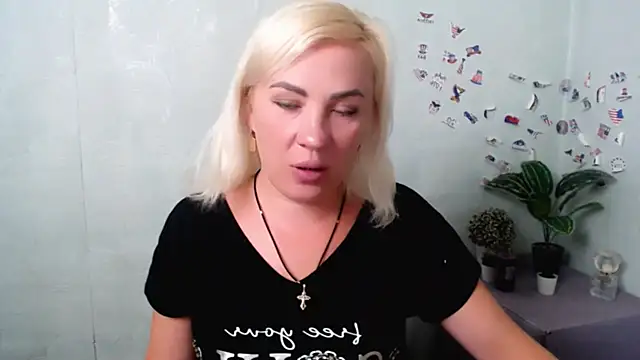 LilaCandy6 live cam on StripChat