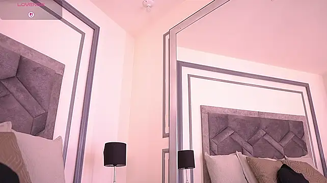 MiaKay1 live cam on StripChat