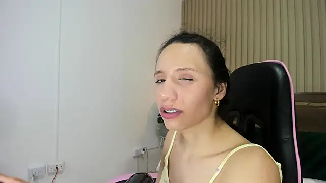 valeryn__rosse live cam on StripChat