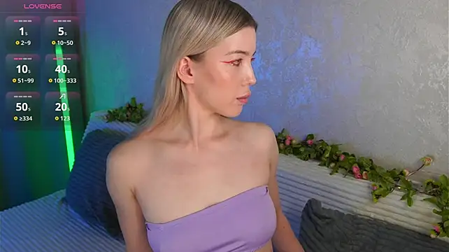 LindaThackerr live cam on StripChat