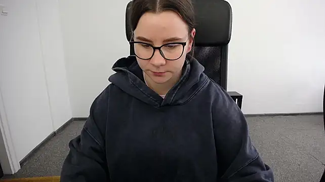littleviki7 (F young) - top[less for 10 mins