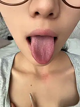 yanzi520 (F teen) - 丝袜高跟直播5分钟（不开票）