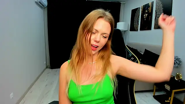 Strawberrye live cam on StripChat