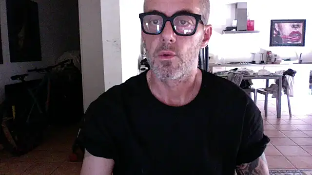 love_save_the_world live cam preview