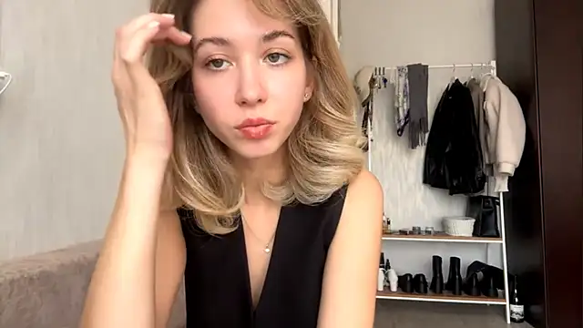 Sara_Bloservety live cam on StripChat