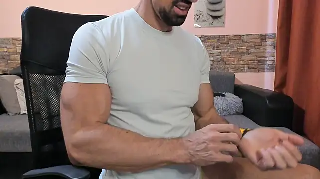 HotHunkTrainer live cam preview