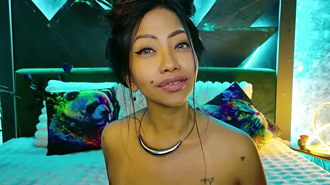 ElyaQuinn live cam on StripChat