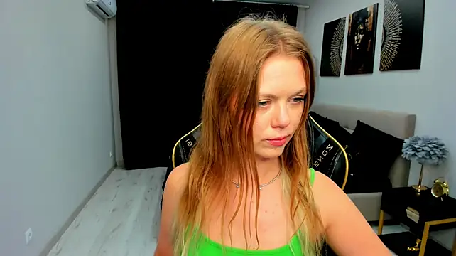 Strawberrye live cam on StripChat