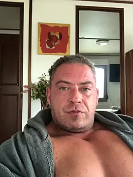 Pierre98767 live cam on StripChat
