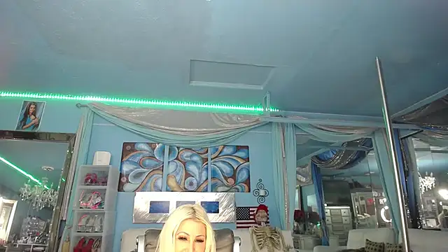 adrianna_fox (F milf) - show tits