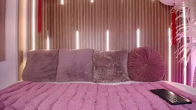 Chloe_Lombardi live cam on StripChat