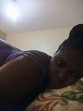 juicy_chubby live cam on StripChat
