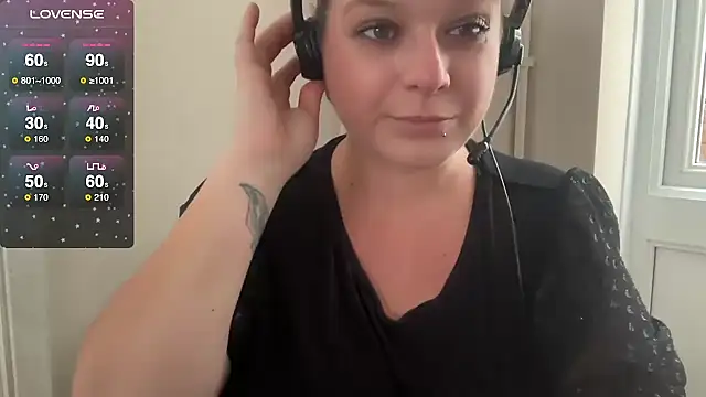 NaughtyWifeUK live cam on StripChat