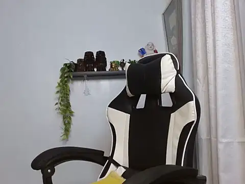 curlyasian_njxx