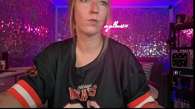 lucyallen4201 (F milf) - Finger Ass