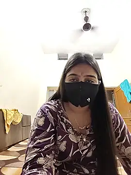 ravinaa5 live cam on StripChat